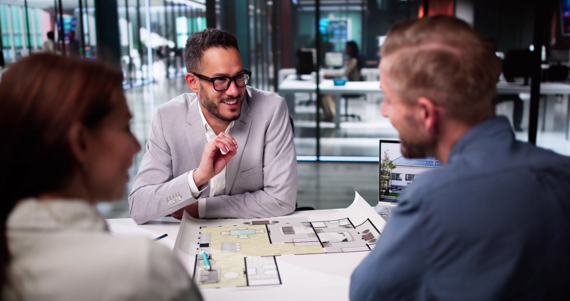 Consultant imobiliar Valorimob by Nicolae oferind soluții personalizate pentru clienți în Chișinău.+40 km 